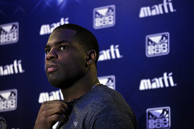 频繁穿插于 频繁穿插于